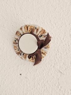 Alfínete de peito artesanal colorido redondo A1