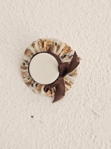 Alfínete de peito artesanal colorido redondo A1