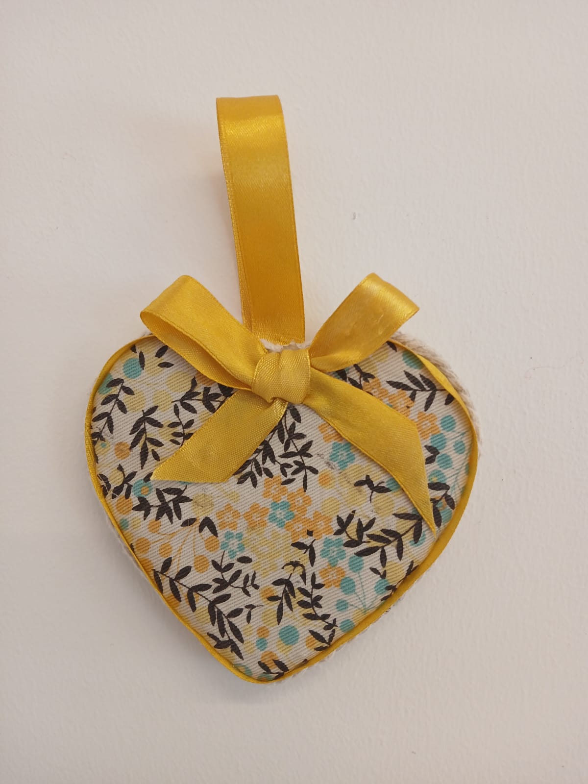 1 - Coração Decorativo em Tecido com Laço Amarelo - V1