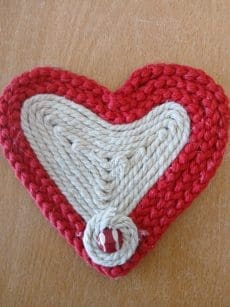 5 - Base para Copo ou Caneca coração em Corda Artesanal  V1